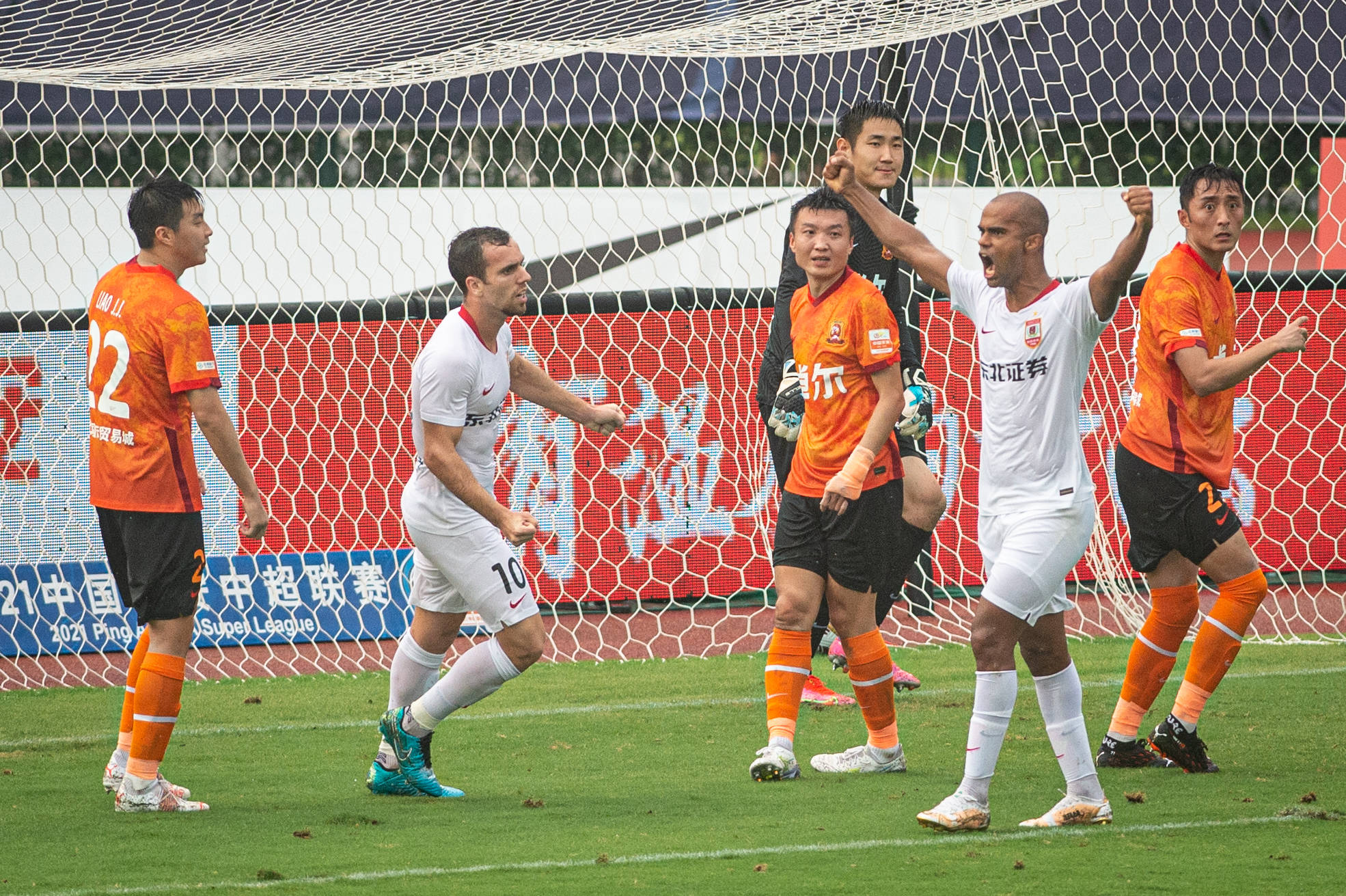 中超上海海港vs武汉长江直播,中超积分榜海港申花同积10分领跑