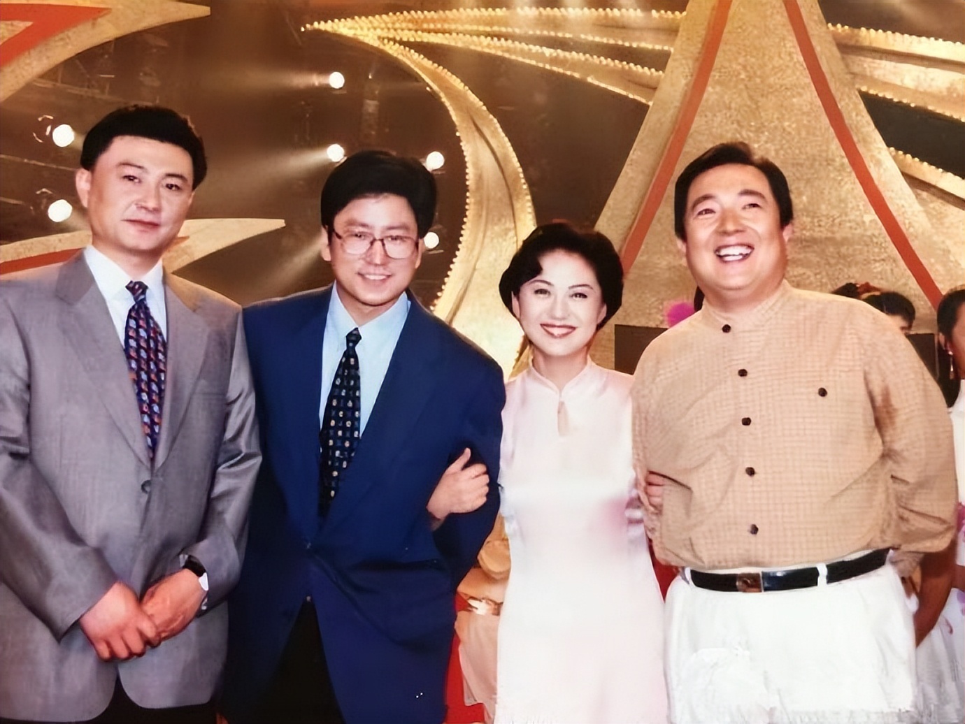 海霞妈妈年轻照片,48岁海霞的母亲