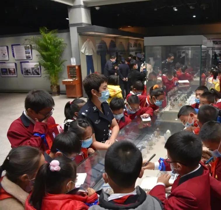 女警警服演变照片图片,最美警花警服图片