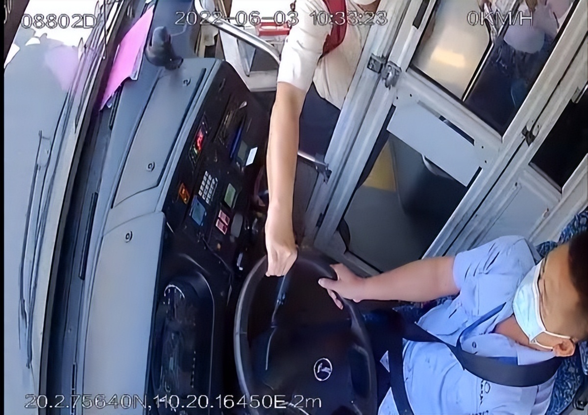 两乘客坐飞机高空中斗殴,飞机场互殴事件