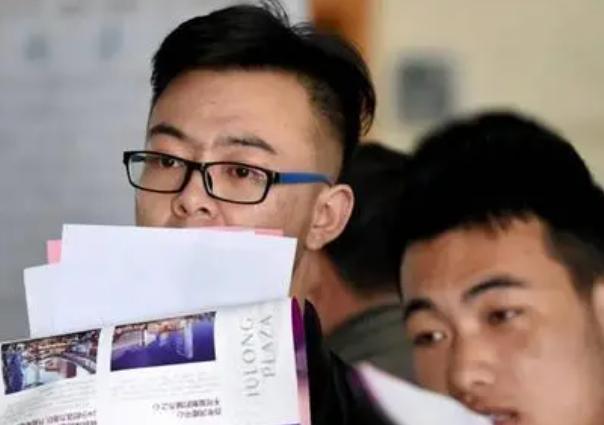 最新政策大学生毕业难度,大学毕业考不过关会怎样