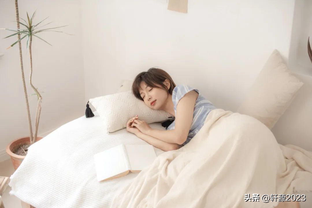 梦见已故的亲人再次安葬代表什么,梦见死去亲人睡旁边还和自己说话