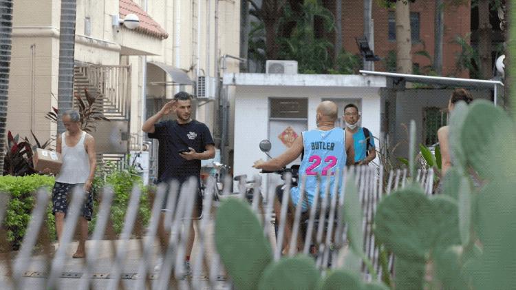 2个北大学霸，在房价10万一平的深圳市中心，造了80座花园