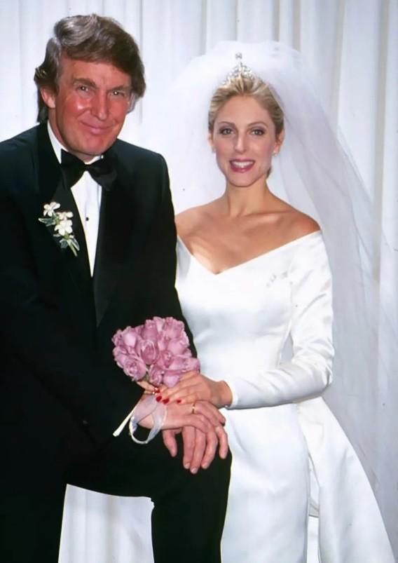 特朗普的虎妻伊凡娜：40岁被丈夫情人逼宫离婚，59岁四婚照样精彩