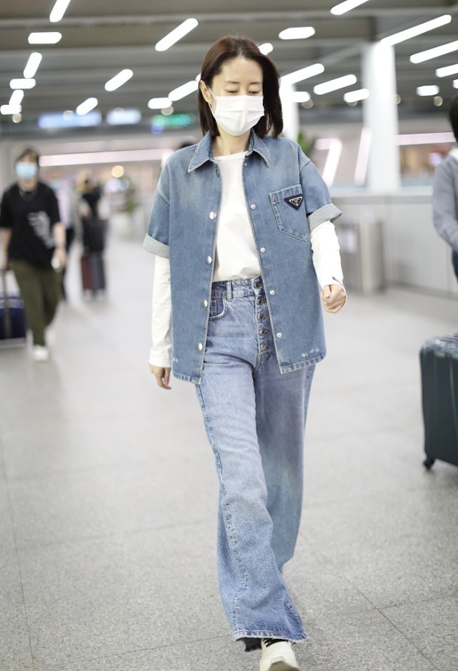 刘敏涛垫肩西装配缎面吊带,刘敏涛穿衣很有高级范