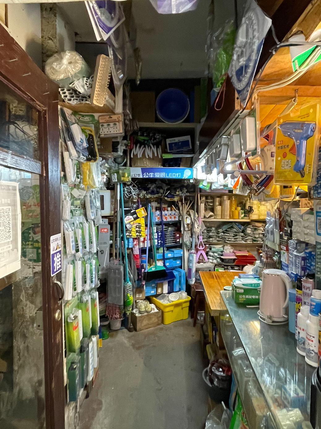 梧桐区的五金店，都是长久又顽强的存在