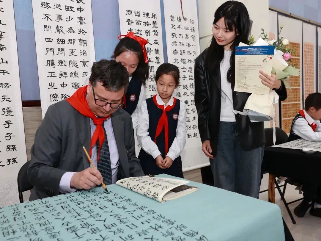 法国欧坦市市长一行来渝交流考察,法国欧坦市市长访问学校