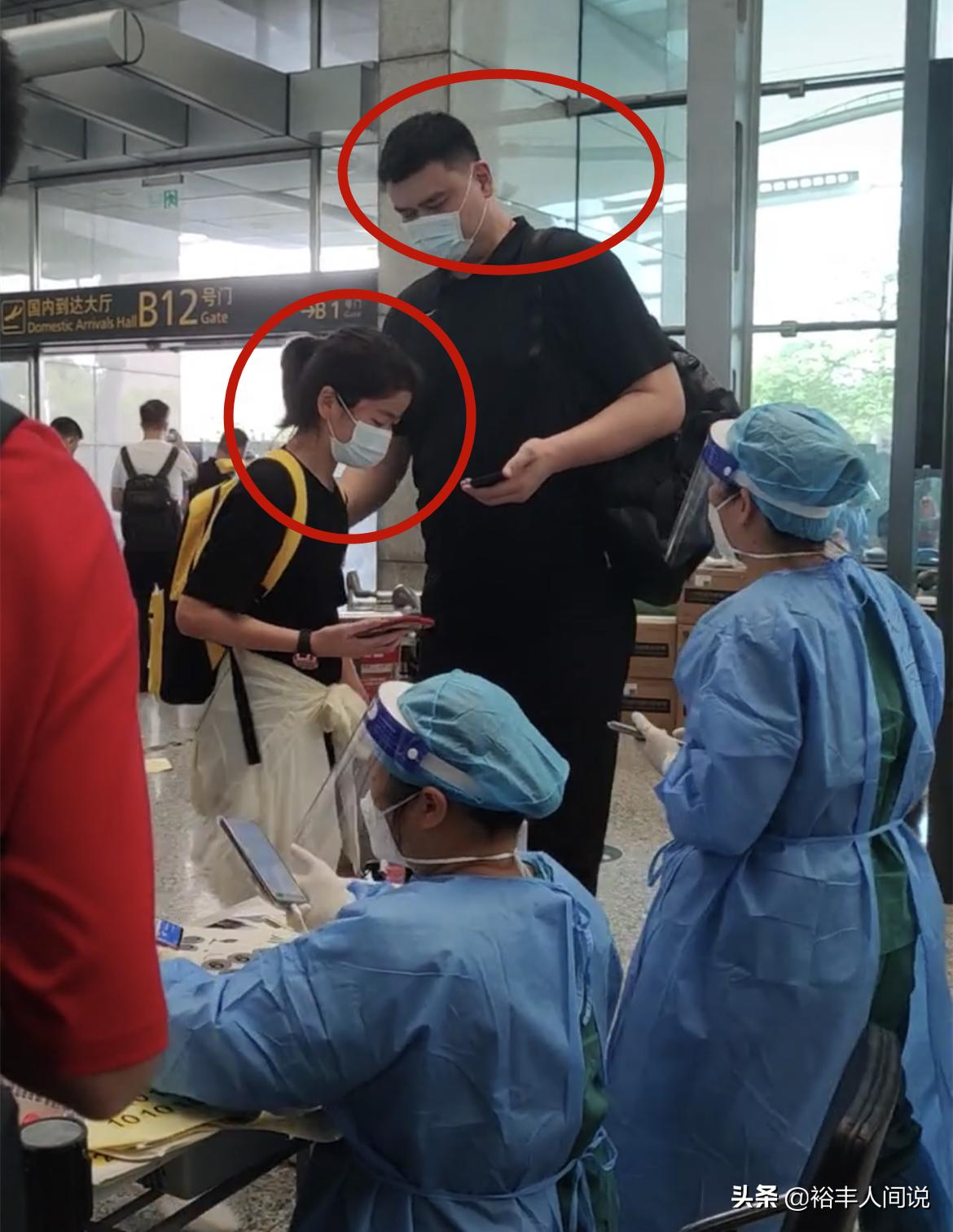 姚明带女儿现身机场,姚明携女儿亮相机场