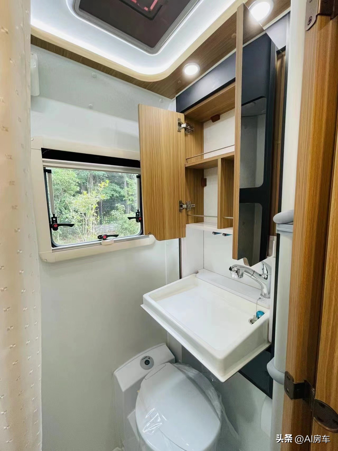 轻卡超大太阳能房车,800瓦太阳能配多大电池