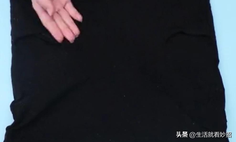 衣服洗完上面很多脏渣子如何清除,衣服洗完很多灰尘怎么处理