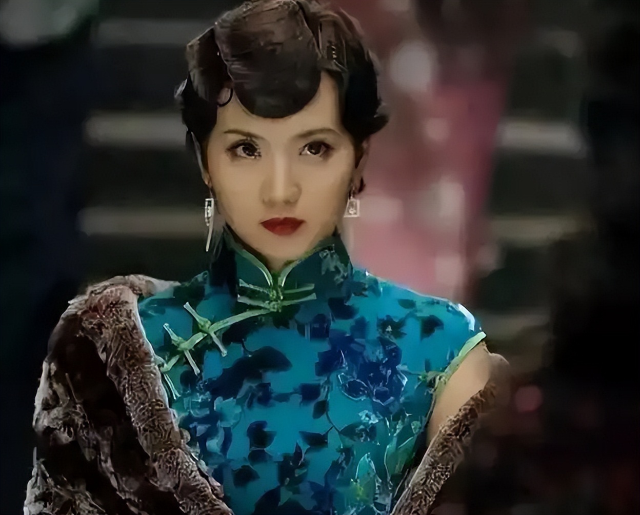 刘嘉玲关晓彤同框,穿旗袍大秀窈窕好身材