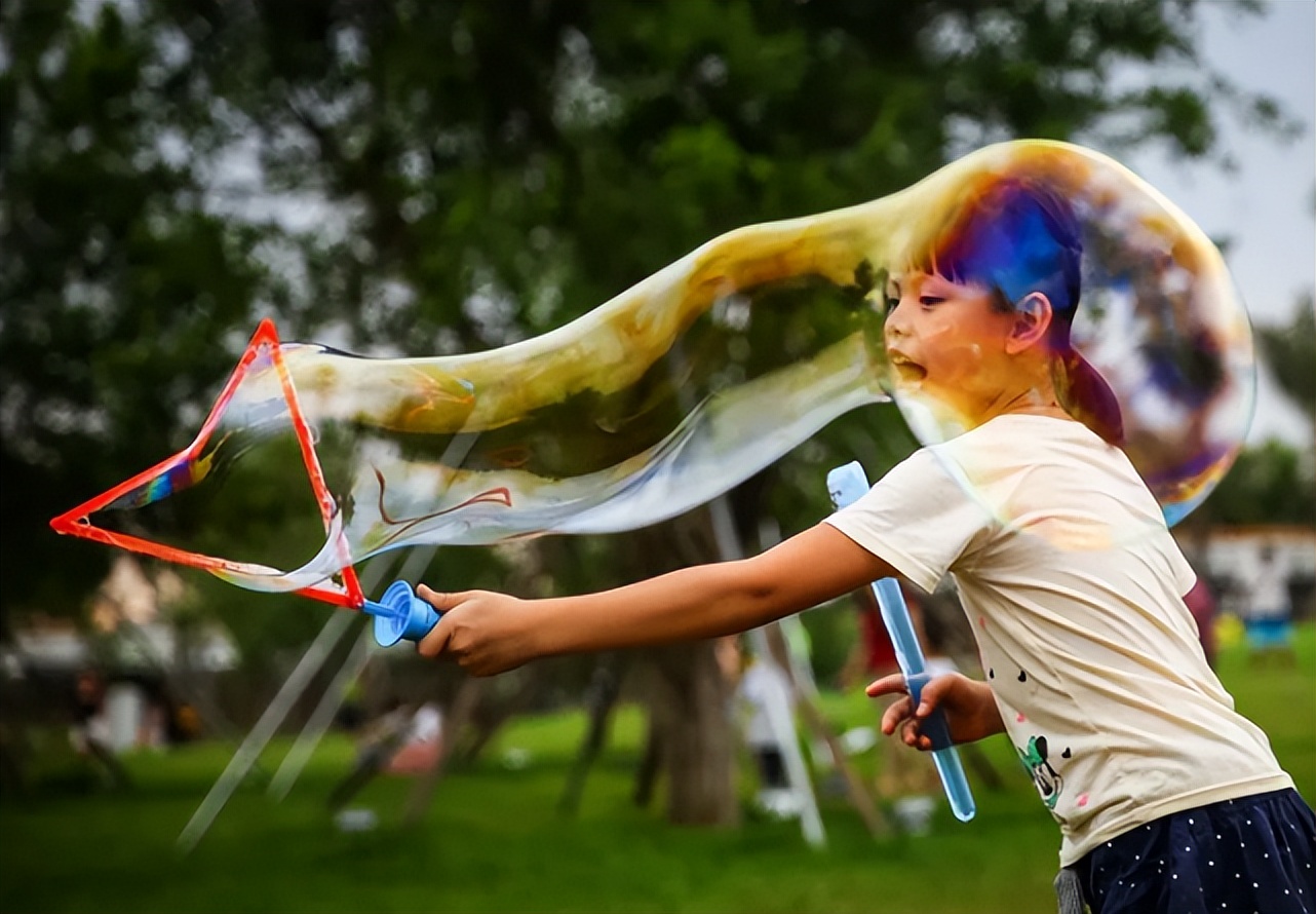 不给孩子玩手机发脾气怎样教育,孩子玩手机撒泼打滚怎么教育