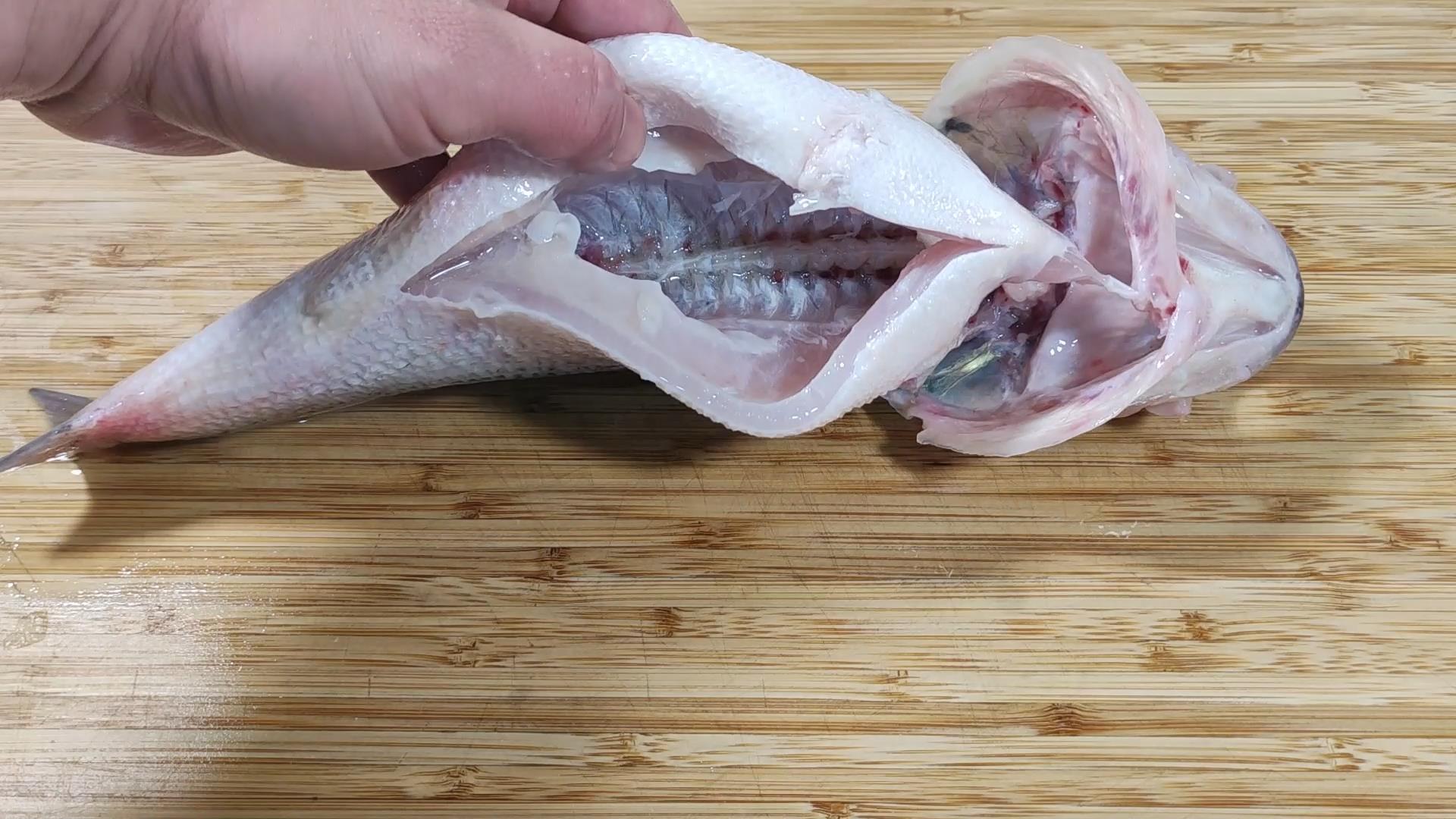 清蒸鲈鱼之前需如何处理一下,清蒸鲈鱼好吃的秘诀