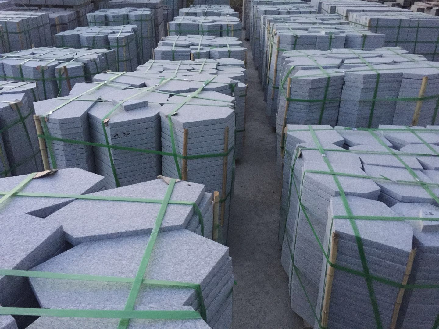 山东鲁灰石材厂家,泗水鲁灰花岗岩石材厂家电话号码