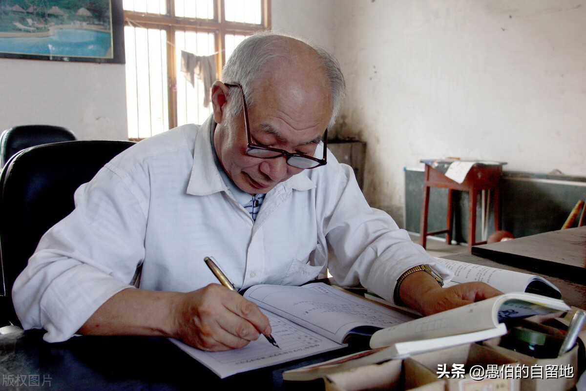 还有一个月就要退休的父亲，昨天出车祸走了，一句话也没留下