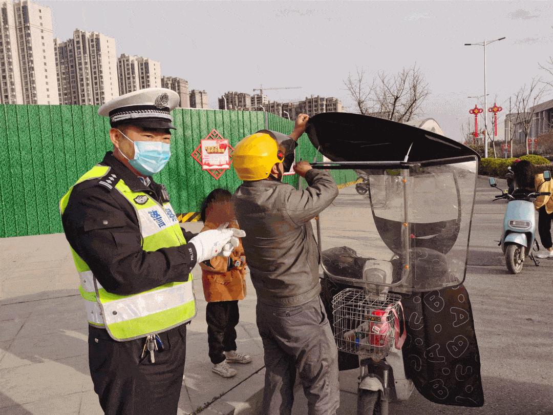 南阳电动车私加篷伞专项整治行动,南阳交警开展春雷行动