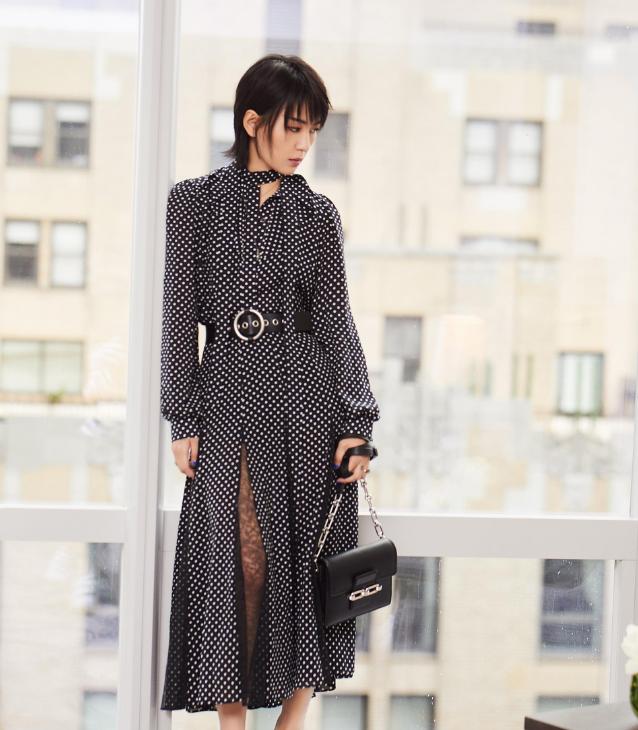 周笔畅波点连衣裙,周笔畅黑色裙子搭配