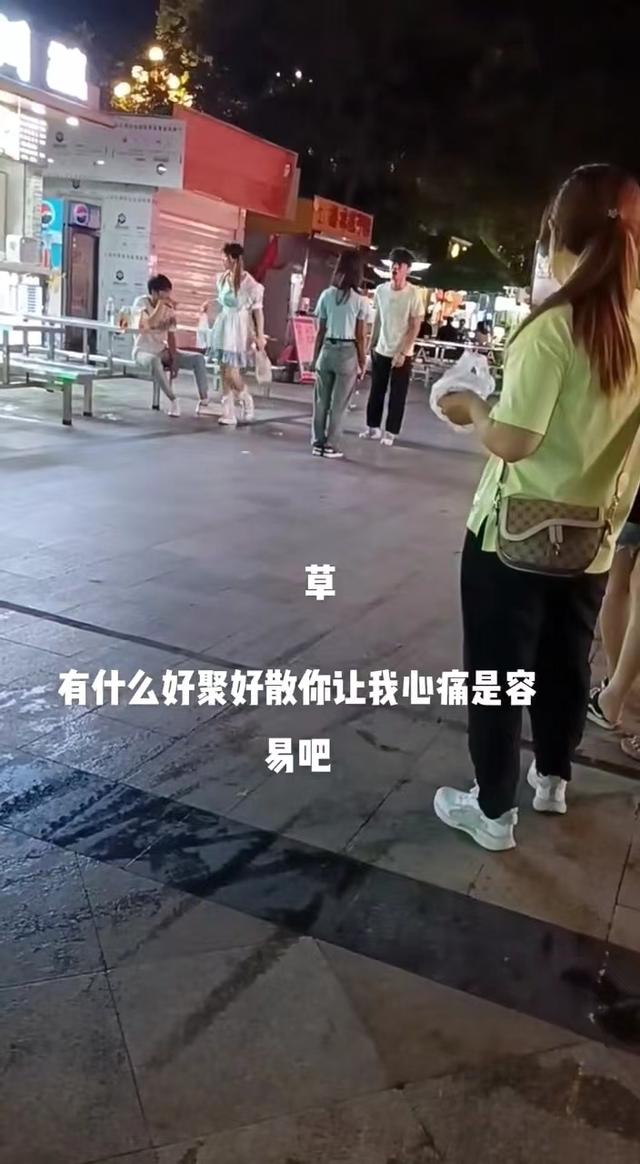 女子瞒着男友和他人逛街，男友得知后，把事先准备的礼物扔地上