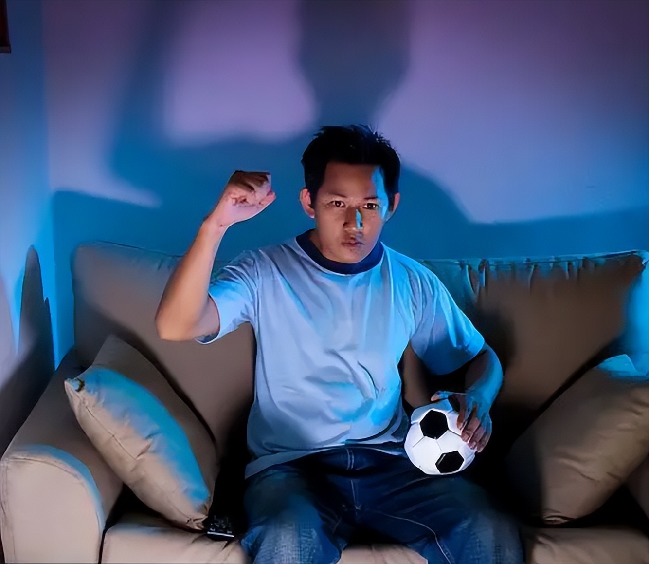 美妙又失望的夜晚:第一次和男友开房,他却看了一晚上的欧冠