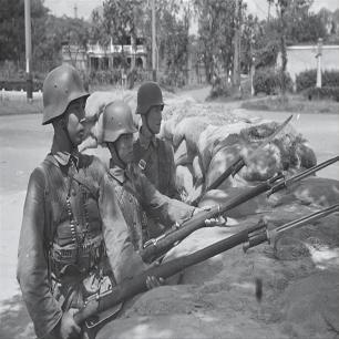 日军*行暴**照片，女子脱衣服让日本人拍摄被*辱侮**致死，惨死野外4