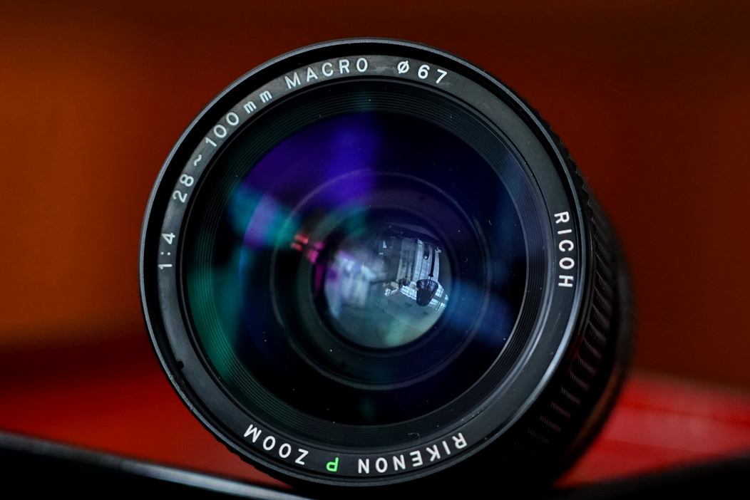 理光有几款50mm镜头,廉价的相机