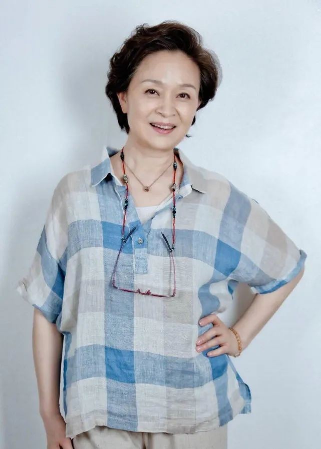 老戏骨刘莉莉深谙西装穿搭精髓,刘莉莉穿搭