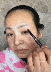 小哥也太菜了，不但没打中一个，还摔倒了，而且这不是足球