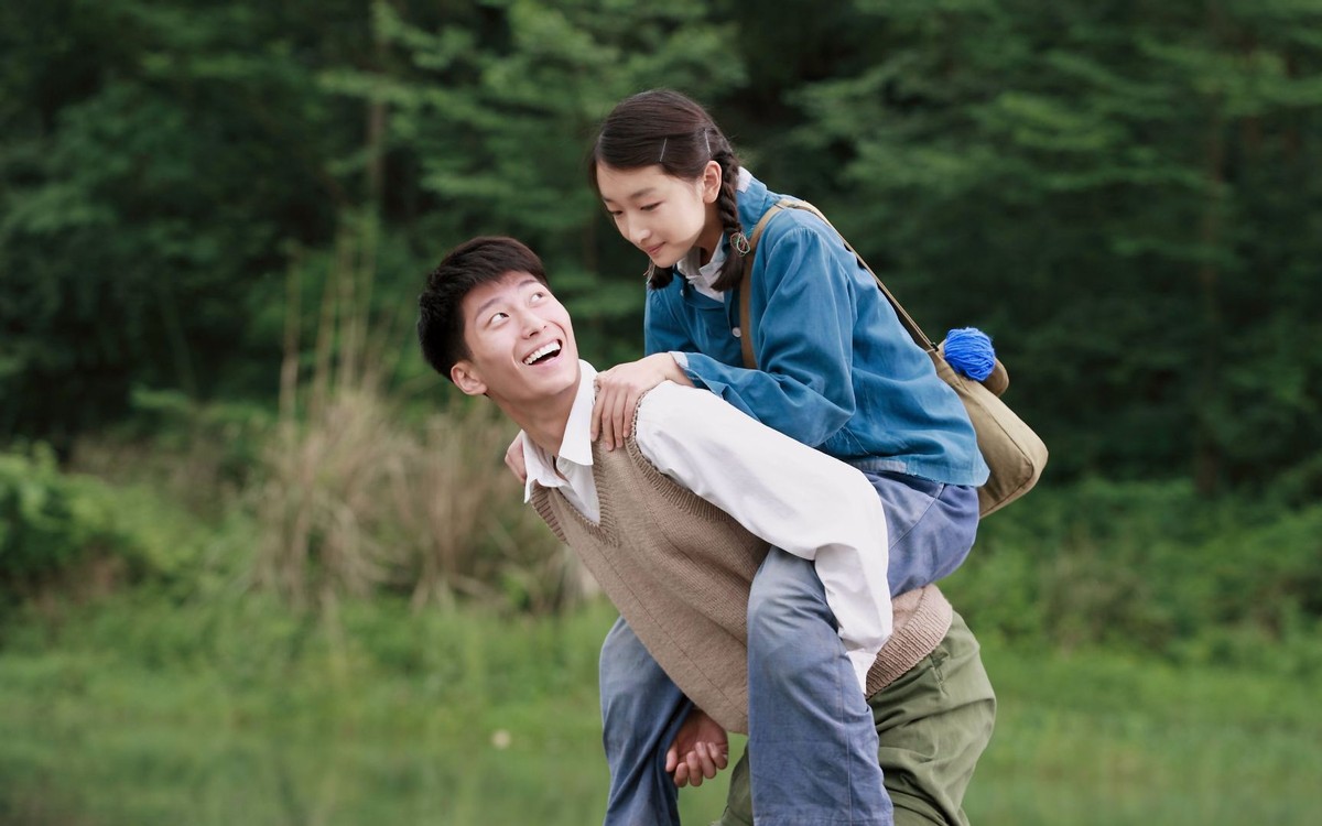 周冬雨刚出道和张艺谋采访,张艺谋周冬雨第一次见面