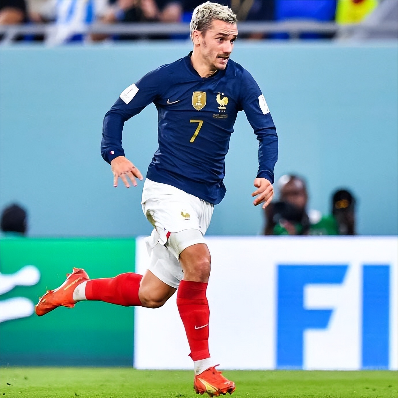 法国VS波兰，主力悉数登场，卫冕冠*火军**力全开