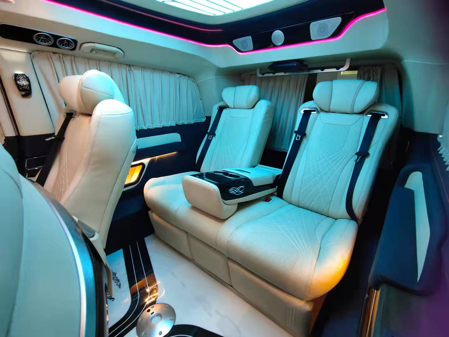 奔驰v260L迈巴赫商务车七座,奔驰v260改装迈巴赫多少钱