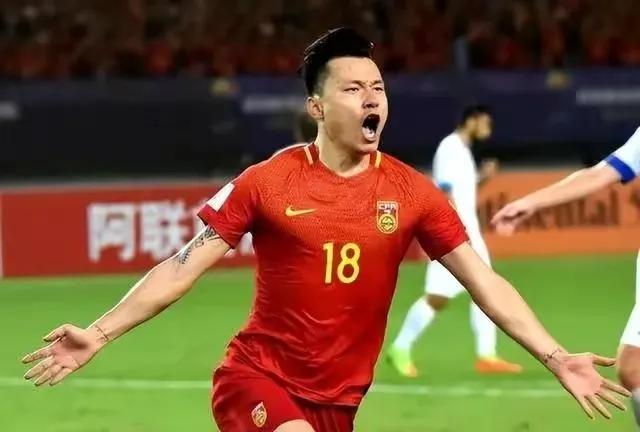 训练场玩手机、带软中华?郜林回怼!韩媒:这就是中国足球的现实