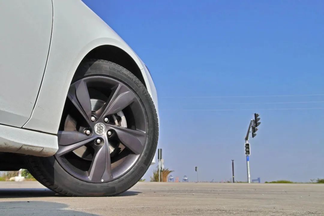 马牌轮胎uc7雪天可以用吗,马牌uc7新轮胎都有彩色的线吗