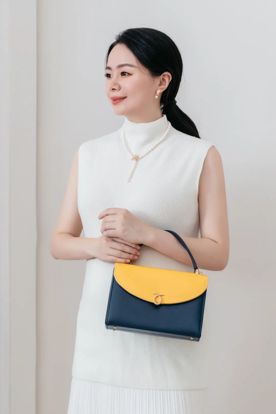 英国女王背爱马仕,英国女王背的香奈儿包包