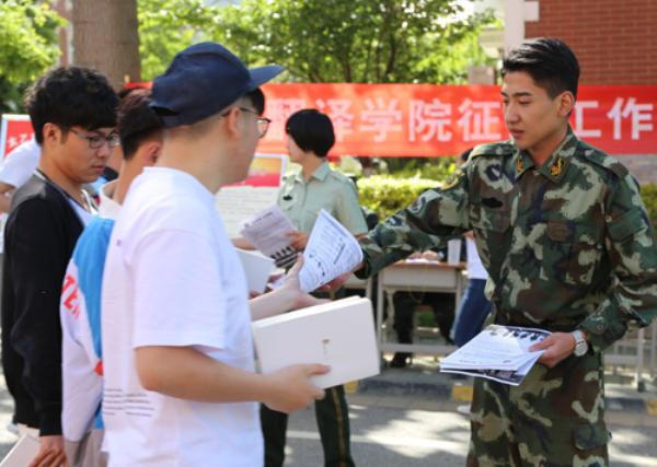 大一新生开学带什么?被子、枕头还要不要自己带?听听过来人咋说