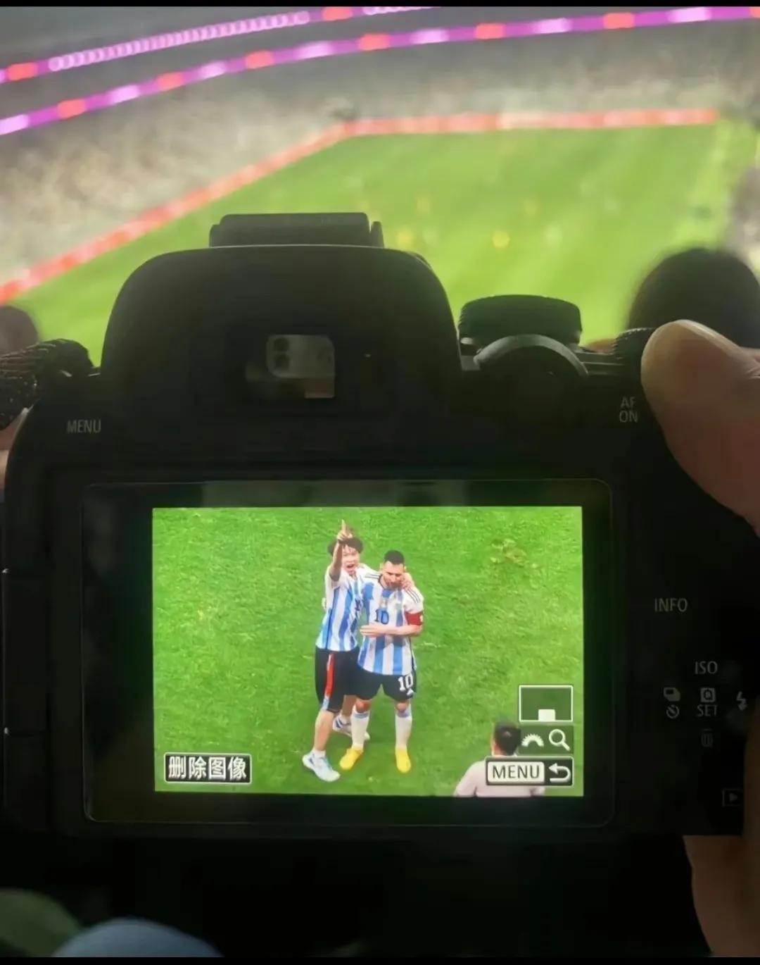 拥抱梅西小伙子和大马丁击掌,拥抱梅西小伙子跟马丁握手