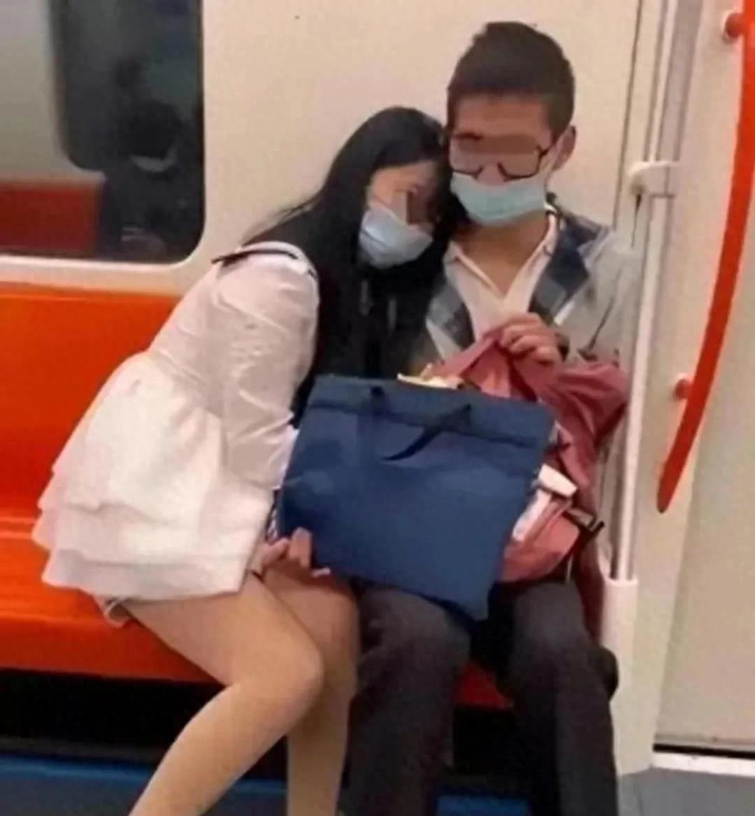 上海地铁情侣5月不雅行为遭谴责,地铁情侣不雅行为遭谴责