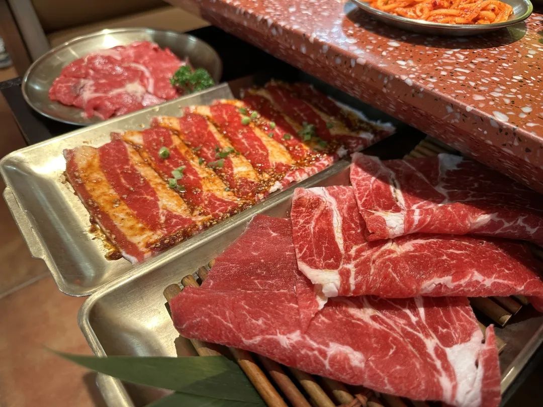 食光里丨每天都在排队的烤肉店，石景山这个“老太太”厉害了