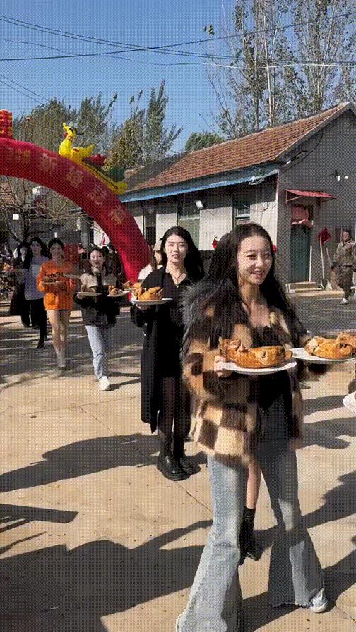 姑娘这么可爱竟然当保安，大叔都忍不住多看两眼，太屈才了: