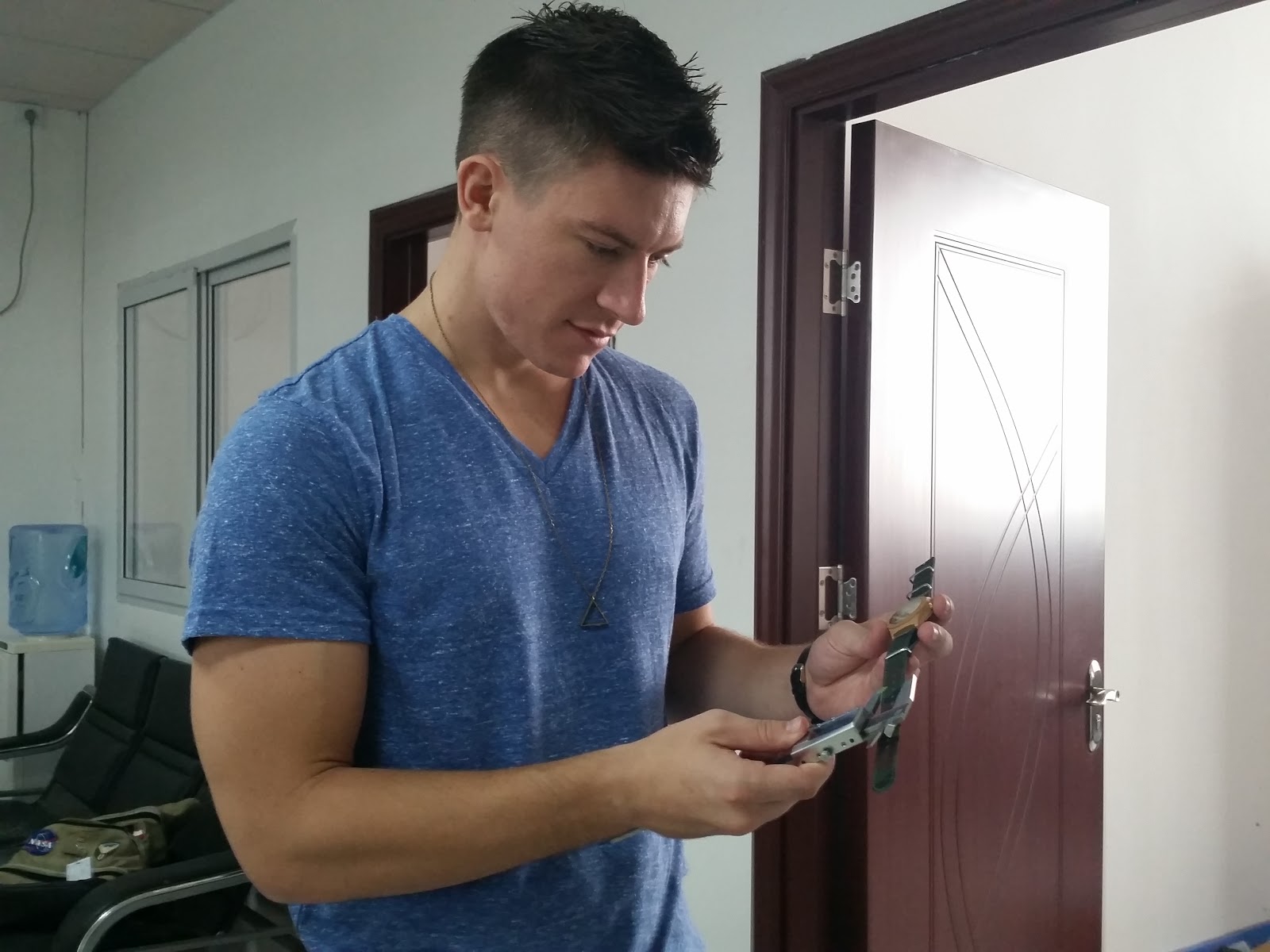 一个卖眼镜的小伙,一个卖眼镜的小伙子