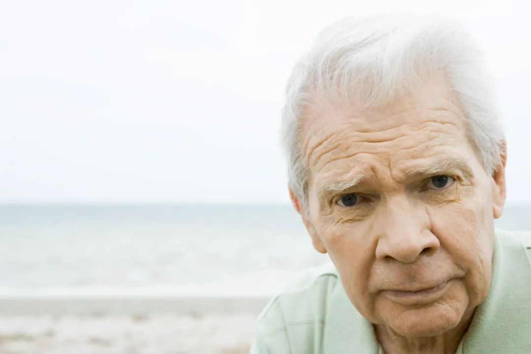 为什么有的老人眉毛长得好,老人眉毛长长是什么征兆