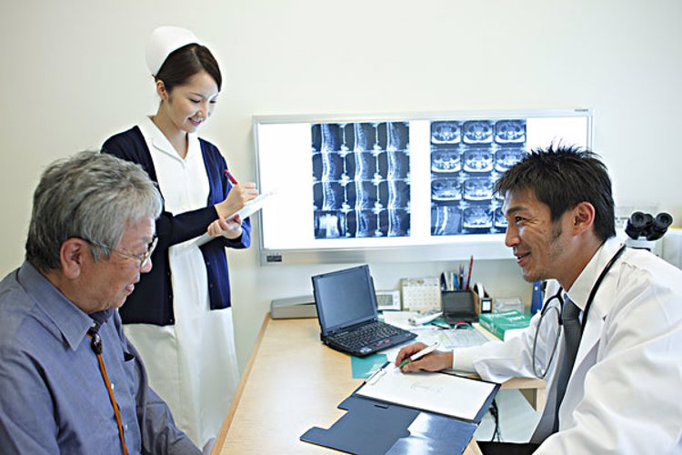 父母得了癌症子女如何正确面对,62岁母亲癌症晚期全力救治