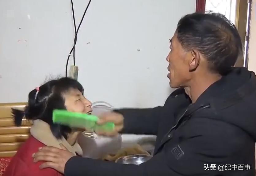 男子街头乞讨赚1000万,男子街头手擦烧红铁链卖药