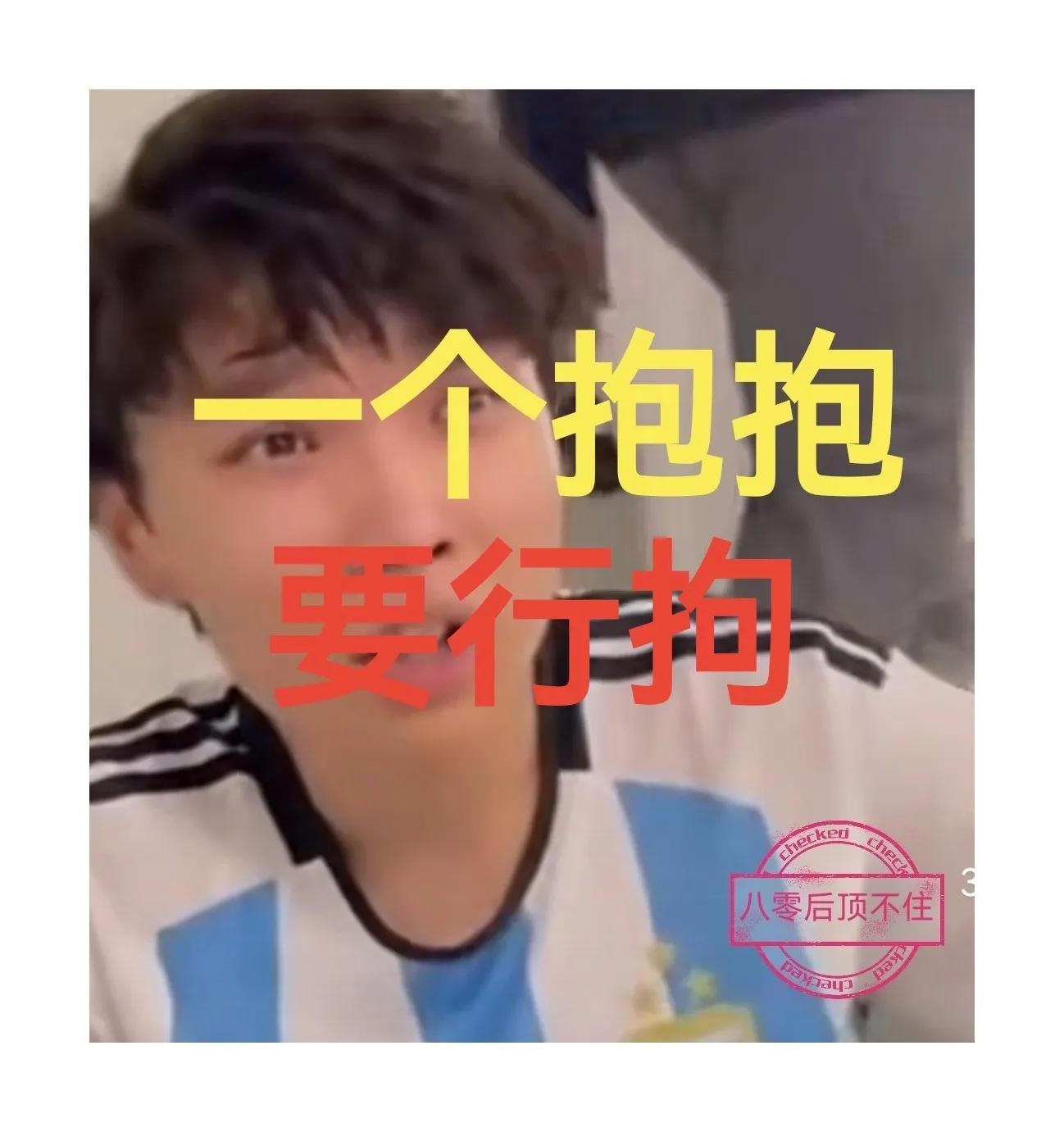 赛场上球员们都疯狂抢球,球场上为抢一个球拼尽全力