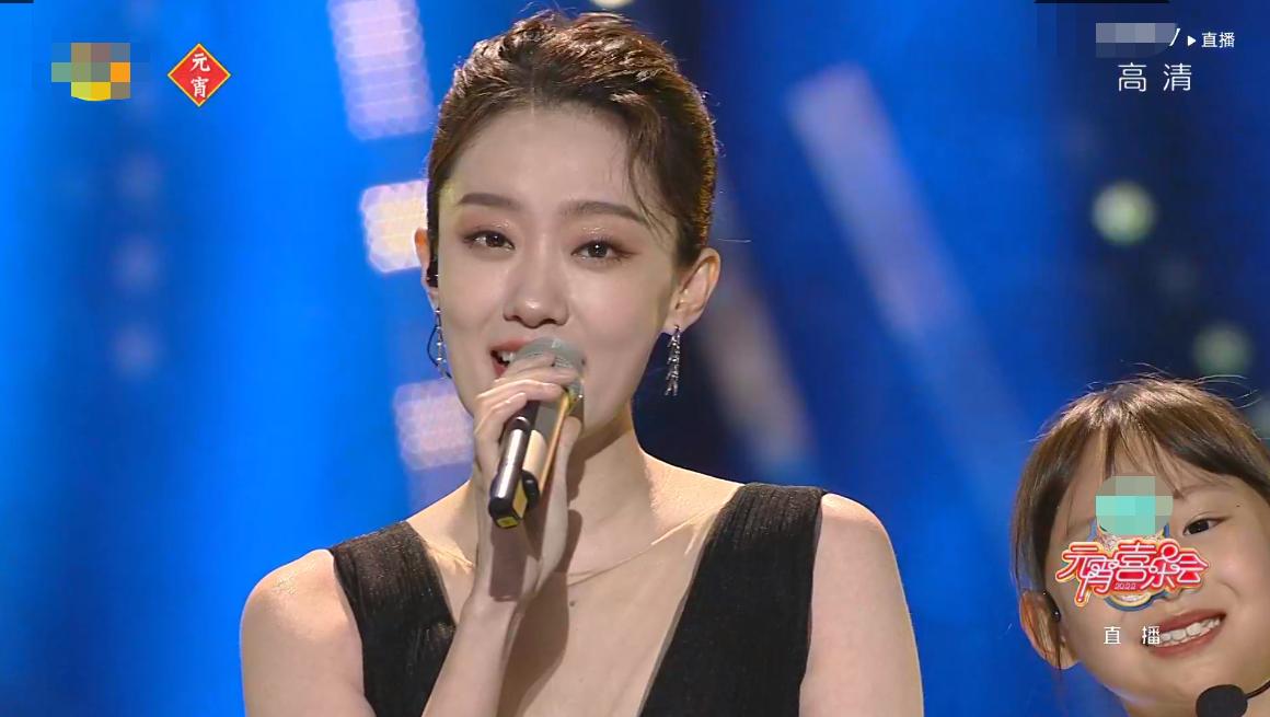 湖南元宵晚会：张小斐深V开到肚脐，AB假唱明显，50岁杨钰莹赢了