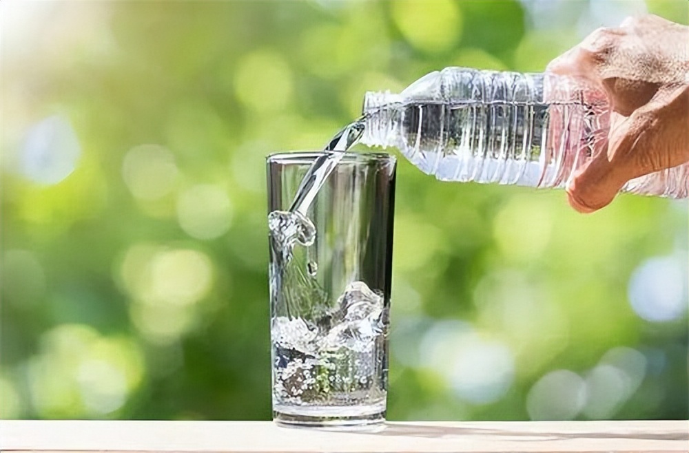 早上起来嘴巴里面有黄水怎么办,晨起一定要多喝水