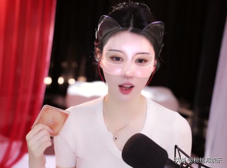 美女主播明码标价，若开通“超帝”续费10年，直言明天就在你床上