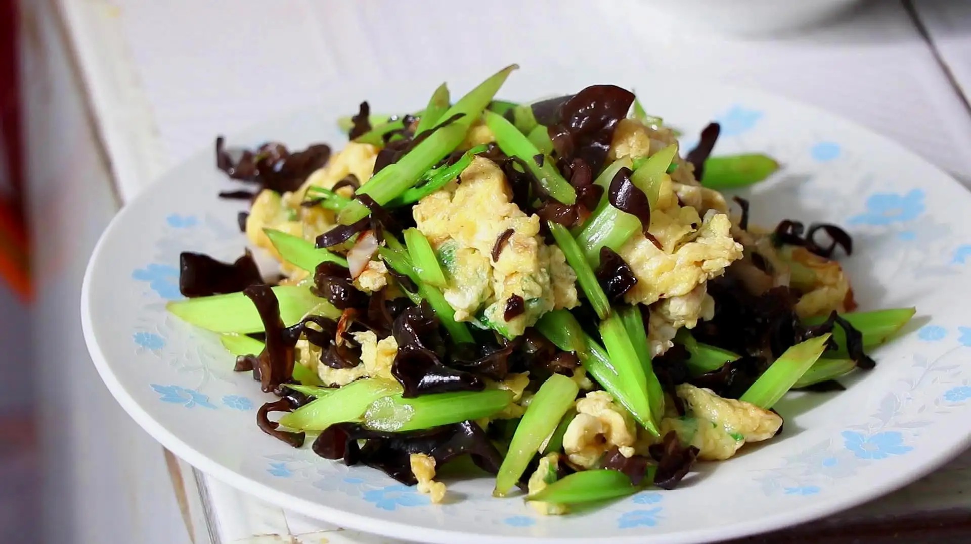 80岁老人吃芹菜有什么功效养身,土豆和芹菜的功效与作用