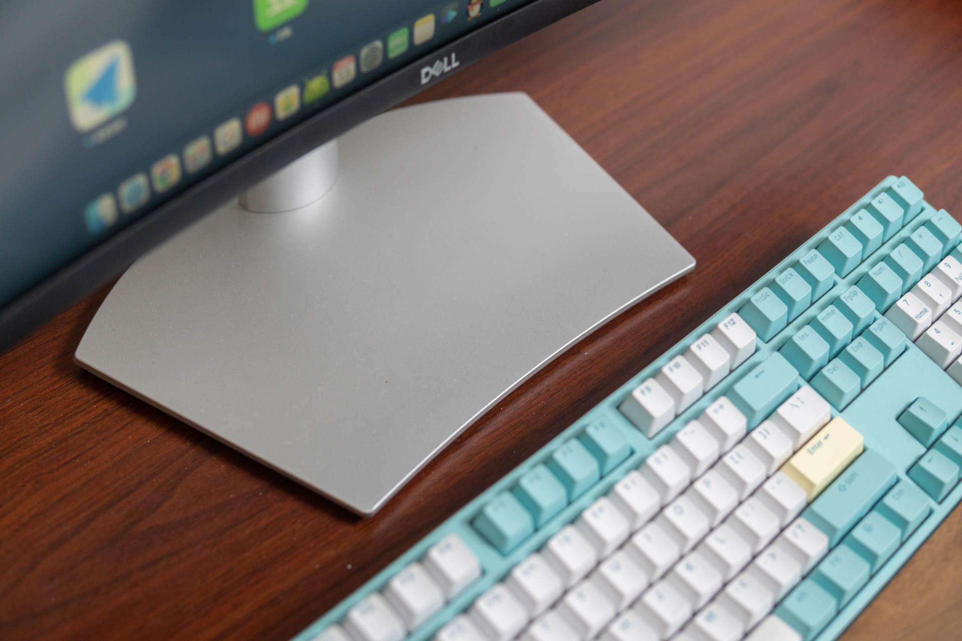 34寸曲面带鱼屏,34寸带鱼屏桌面搭配直角桌子