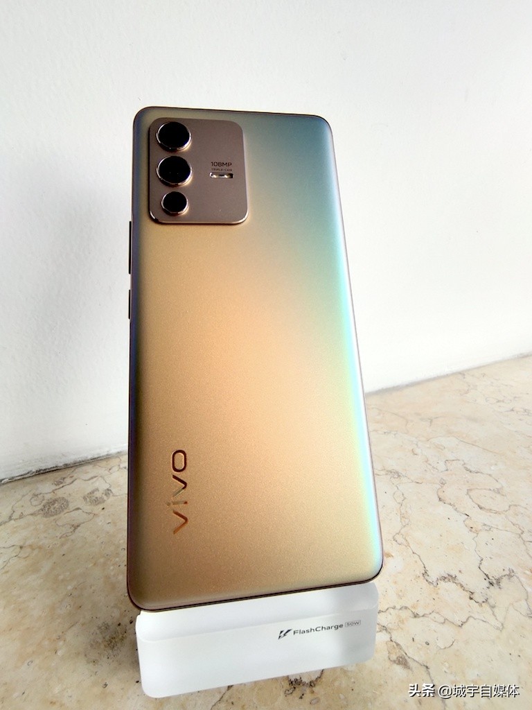 王牌7热播，宋亚轩手中的vivoS12Pro怎么样？