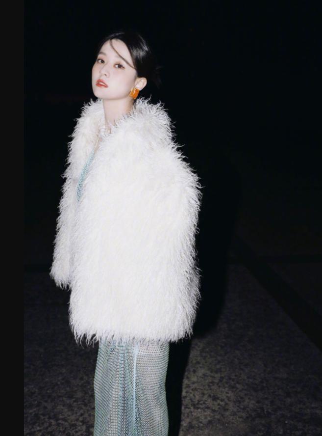 乔欣抹胸白裙浪漫优雅写真,乔欣晒复古风美照